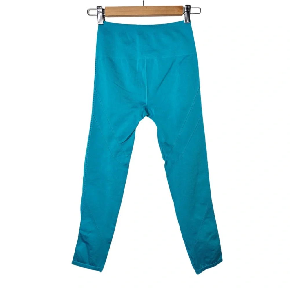 Fabletics High-Waisted Seamless Dot Capri Women's Size XS Geyser Blue